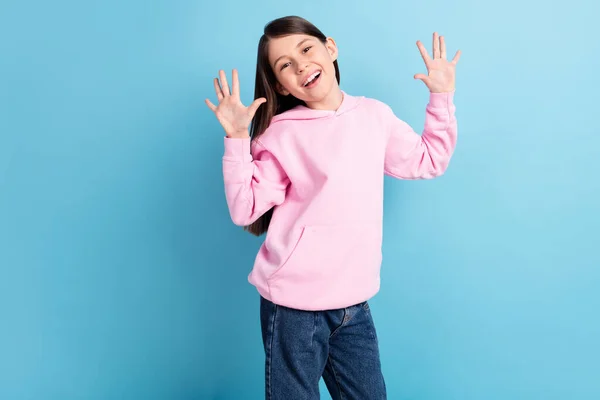Foto di giovane ragazza della scuola felice sorriso positivo spettacolo dita numero contano dieci isolati su sfondo di colore blu — Foto Stock