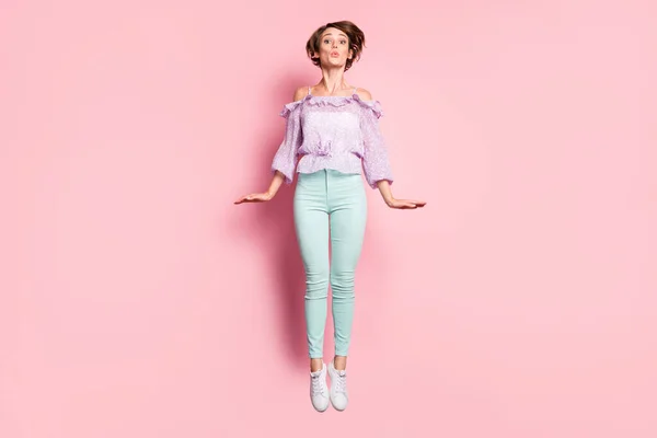 Retrato fotográfico de chica encantadora besándose saltando aislado sobre fondo de color rosa pastel — Foto de Stock