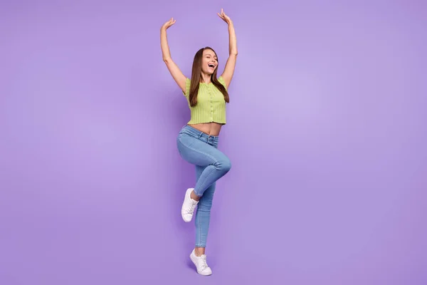 Full length body size άποψη του ελκυστικό χαρούμενο ονειρικό κορίτσι χορεύουν διασκεδάζοντας απομονωμένη πάνω από μωβ βιολετί φόντο χρώμα — Φωτογραφία Αρχείου
