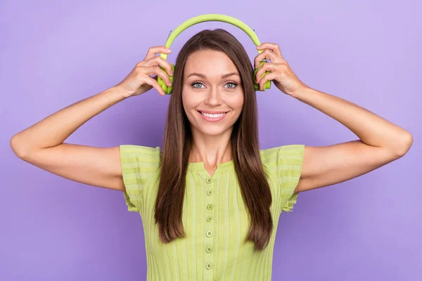 Foto von fröhlichen positiven Frau setzen Kopfhörer Musik Liebhaber Lächeln isoliert auf violettem Hintergrund — Stockfoto