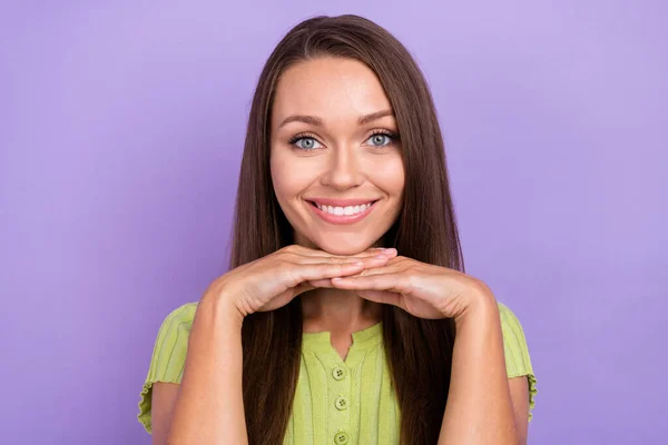 Retrato de chica alegre atractiva esperando buenas noticias posando aislado sobre violeta violeta fondo de color — Foto de Stock