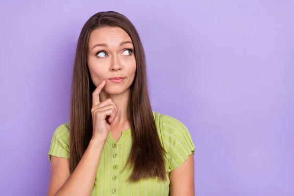 Ritratto di attraente ragazza disorientata prendere decisione copia spazio isolato su viola viola colore sfondo — Foto Stock