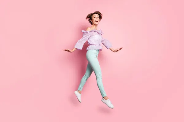 Retrato de foto de comprimento total da menina encantadora andando pulando isolado no fundo de cor rosa pastel — Fotografia de Stock