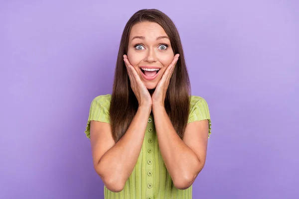 Portrét atraktivní ohromený veselá dívka dobré zprávy reakce izolované přes fialové fialové barvy pozadí — Stock fotografie