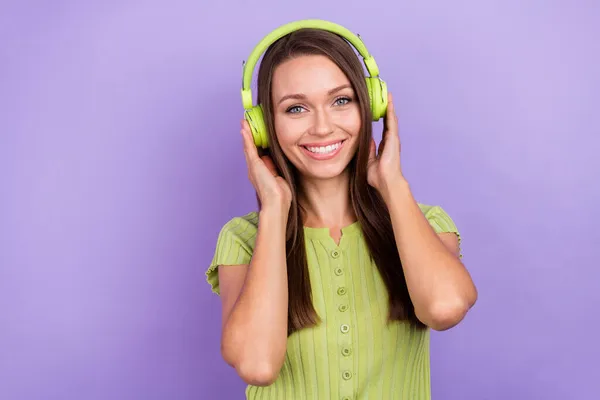 Bild av charmig trevlig positiv kvinna hörlurar musik älskare gott humör isolerad på violett färg bakgrund — Stockfoto
