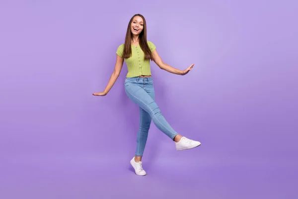 Повнометражний вигляд на тіло привабливої веселої дівчини гарний настрій танцюючий відпочинок ізольований на фіолетовому фіолетовому кольоровому фоні — стокове фото