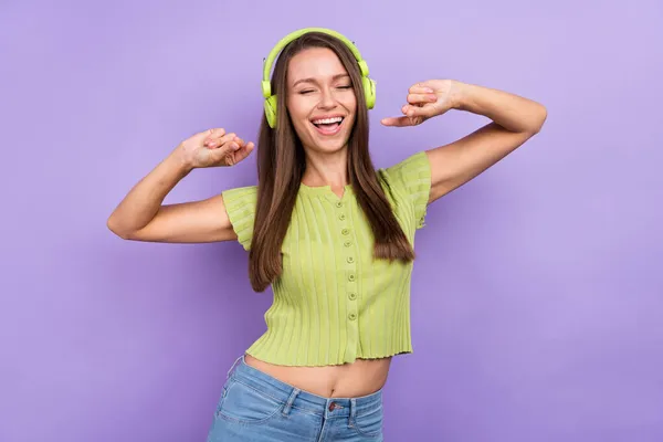 Zdjęcie marzycielskiej młodej radosnej kobiety nosić słuchawki taniec weekend playlista fajne izolowane na fioletowy kolor tła — Zdjęcie stockowe