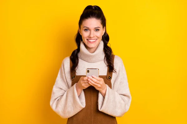 Porträt von attraktiven fröhlichen Mädchen mit Gadget Web-Browsing Wi-Fi smm isoliert über helle gelbe Farbe Hintergrund — Stockfoto