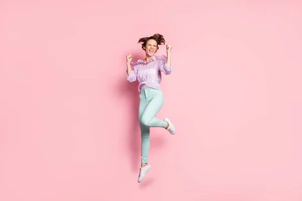 In voller Länge Foto-Porträt von fröhlichen Mädchen feiern Springen isoliert auf pastellrosa Hintergrund — Stockfoto