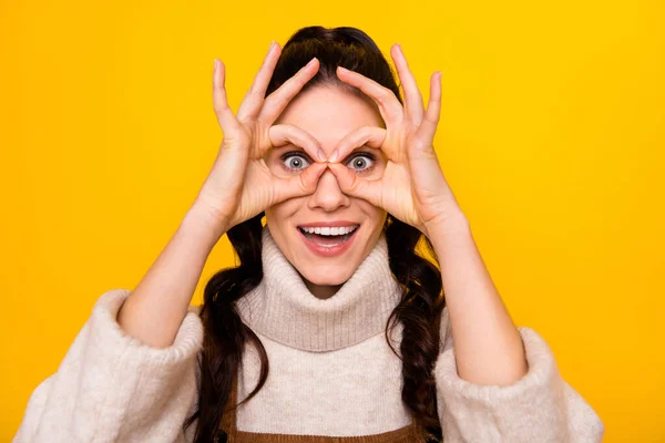 Foto av trevlig brunett optimistiska lockigt frisyr dam visa händer glasögon bära tröja isolerad på gul färg bakgrund — Stockfoto
