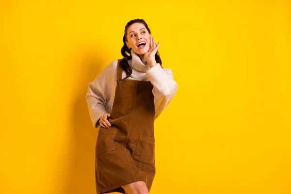 Foto av trevlig brunett optimistisk lockig frisyr dam berätta skvaller slitage tröja isolerad på gul färg bakgrund — Stockfoto