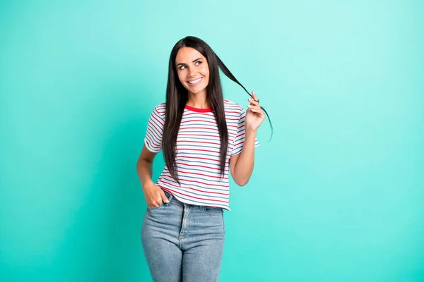 Foto van charmante vrolijke persoon hand vinger spelen met haar blik lege ruimte geïsoleerd op teal kleur achtergrond — Stockfoto