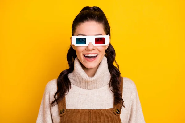 Porträtt av attraktiva förvånad glad glad flicka bär 3d glasögon har kul isolerad över ljusa gul färg bakgrund — Stockfoto