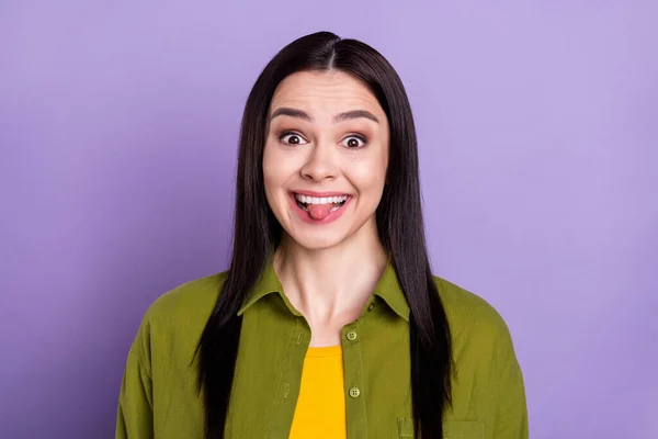 Foto di impressionato funky giovane donna indossare abito kaki mostrando lingua sorridente isolato colore viola sfondo — Foto Stock