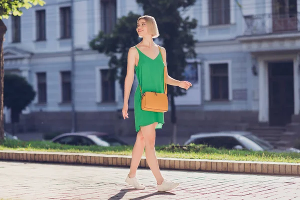 Zdjęcie słodkie słodkie młoda dama nosić zieloną torebkę ubrania spacery uśmiechnięty poza ulicą miejską — Zdjęcie stockowe