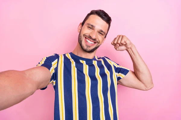 迷人的、成功的、快乐的男人的自画像，在粉红色的彩色背景下表现出孤立的肌肉 — 图库照片