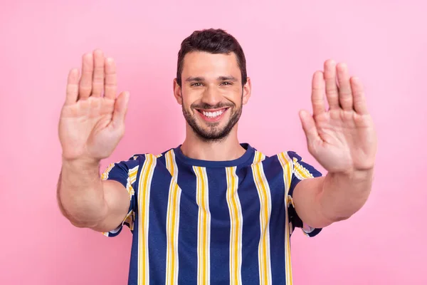 Foto von lustigen Millennial Brunet Guy Show Stop tragen gestreifte T-Shirt isoliert auf rosa Hintergrund — Stockfoto