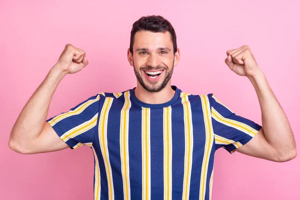 Foto portret man glimlachen tonen sterke biceps geïsoleerde pastel roze kleur achtergrond — Stockfoto