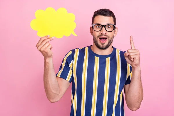 Foto de impressionado millennial morena cara segurar nuvem apontar para cima desgaste listrado t-shirt óculos isolados no fundo cor-de-rosa — Fotografia de Stock