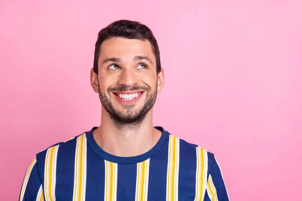 Foto retrato hombre sonriendo mirando copyspace usando rayas camiseta aislado pastel color rosa fondo —  Fotos de Stock