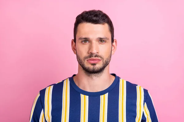 Foto retrato hombre serio con camiseta a rayas aislado pastel color rosa fondo —  Fotos de Stock