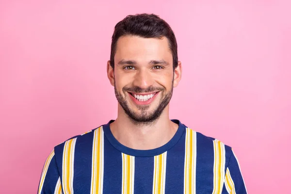 Foto retrato hombre sonriendo usando camiseta a rayas aislado pastel color rosa fondo —  Fotos de Stock