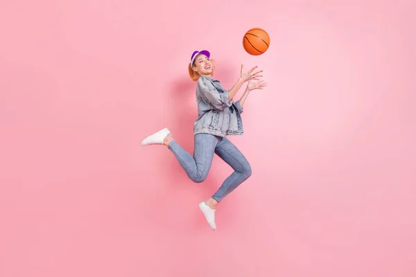 全长轮廓照片 酷爱运动的女士接球跳投牛仔球帽与粉色背景隔离 — 图库照片