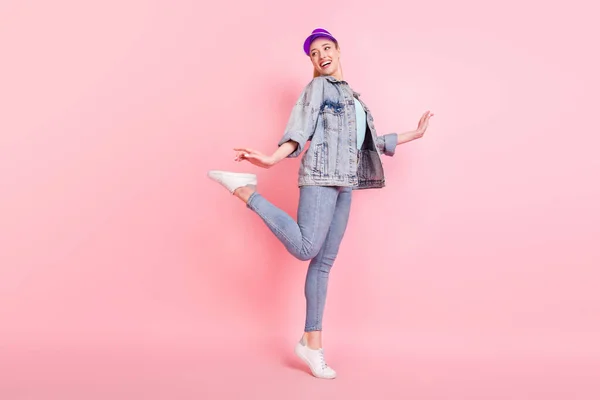 フル長いボディサイズビューの魅力的な陽気な女の子ジャンプダンス楽しいを持っていますピンクパステルカラーの背景に孤立 — ストック写真