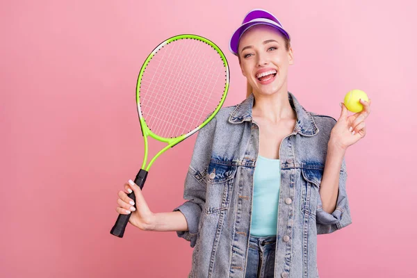 Tenis Oynayan Neşeli Bir Kızın Portresi Pembe Renkli Arka Planda — Stok fotoğraf