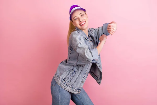 Foto de perfil de la encantadora joven activa dama danza usar jeans gorra de la camisa aislado en el fondo de color rosa — Foto de Stock