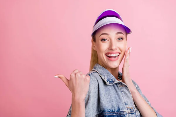 Photo de charmante jeune femme excitée porter un jean veste pointant pouce vers le haut espace vide isolé fond de couleur rose — Photo