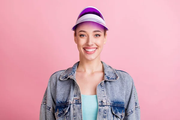 Foto de engraçado cauda penteado jovem esportivo senhora desgaste camisa chapéu isolado no fundo cor-de-rosa — Fotografia de Stock