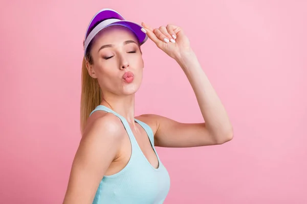Perfil vista lateral retrato de atractiva chica femenina amorosa de moda enviándote un beso de aire aislado sobre fondo de color pastel rosa —  Fotos de Stock
