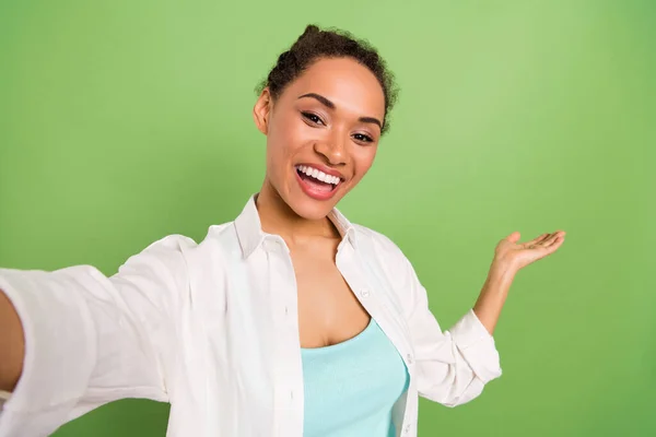 Foto ritratto donna con panino acconciatura invitando gli amici a scattare selfie felice isolato pastello verde sfondo — Foto Stock