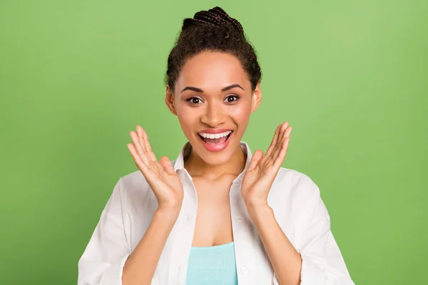 Foto Porträt Frau mit Dutt-Frisur lachen erstaunt isoliert pastellgrüne Farbe Hintergrund — Stockfoto