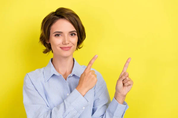 Foto Jovem Mulher Feliz Sorriso Positivo Apontar Dedos Espaço Vazio — Fotografia de Stock