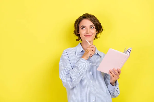 Foto Mujer Joven Feliz Sonrisa Positiva Pluma Toque Barbilla Pensar —  Fotos de Stock