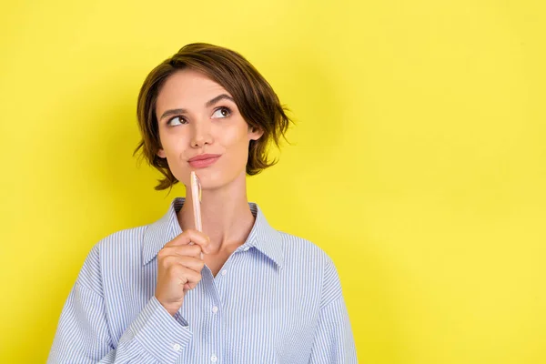 Foto Van Jonge Vrouw Gelukkig Positieve Glimlach Doordachte Schrijver Idee — Stockfoto