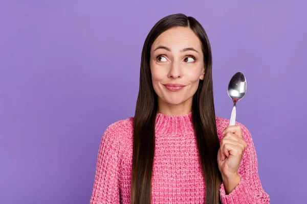 Foto Curiosa Senhora Morena Milenar Comer Olhar Anúncio Desgaste Pulôver — Fotografia de Stock