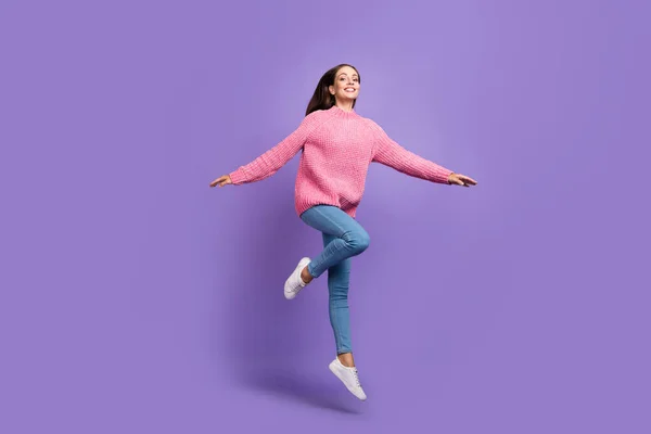 Ganzkörperfoto Von Cool Millennial Lady Jump Tragen Pullover Jeans Schuhe — Stockfoto