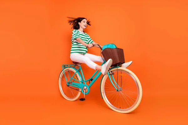 Foto Tamanho Completo Fresco Morena Millennial Senhora Passeio Bicicleta Desgaste — Fotografia de Stock