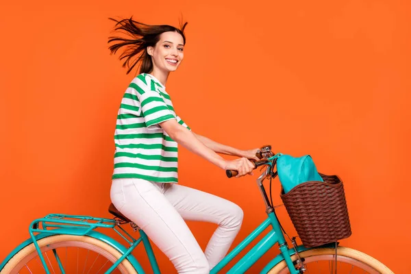 Foto Perfil Senhora Milenar Doce Bicicleta Desgaste Shirt Calças Isoladas — Fotografia de Stock