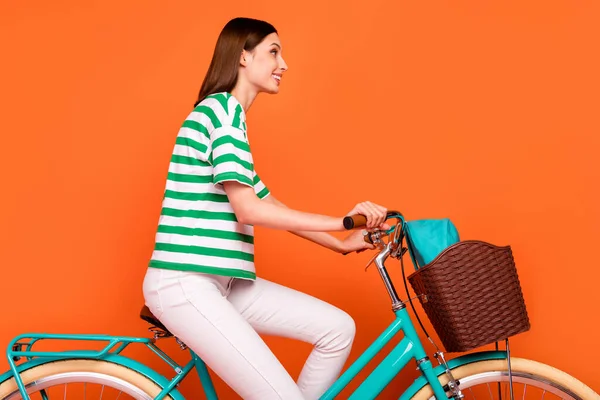 Foto Perfil Adorável Jovem Senhora Viagem Bicicleta Calças Shirt Desgaste — Fotografia de Stock