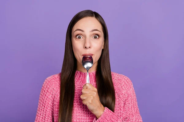ファンキーな若いブルネットの女性の写真は 紫の色の背景に隔離されたピンクのプルオーバーを食べる — ストック写真