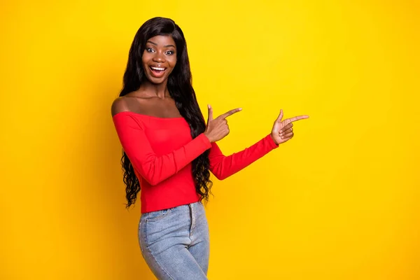 Retrato Atraente Alegre Menina Cabelos Ondulados Espantado Demonstrando Anúncio Espaço — Fotografia de Stock