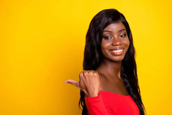 Foto Menina Pele Escura Brilhante Doce Vestido Top Vermelho Apontando — Fotografia de Stock