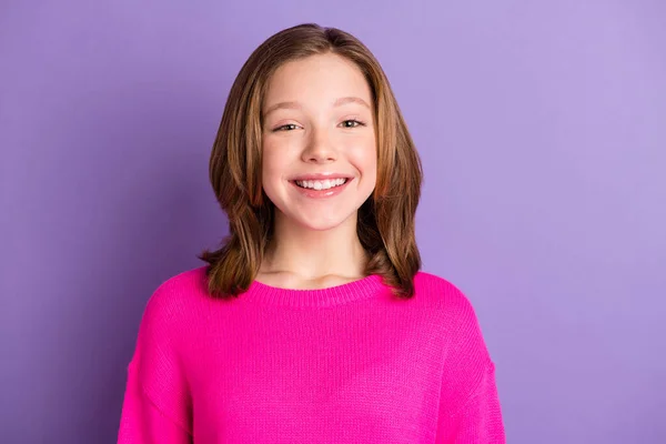 Foto de feliz encantador menina pequena usar rosa suéter sorriso bom humor isolado no fundo cor violeta — Fotografia de Stock
