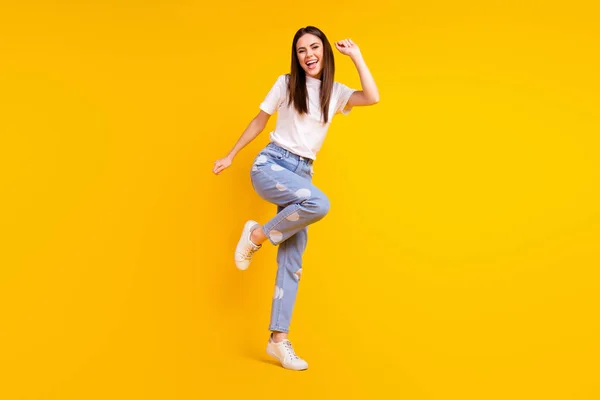 Foto de longitud completa de la joven excitada feliz sonrisa positiva divertirse danza aislada sobre fondo de color amarillo —  Fotos de Stock