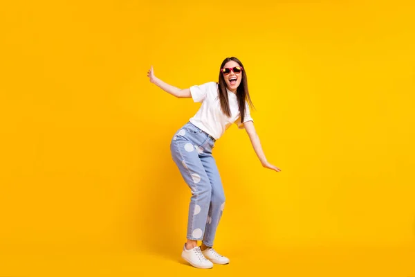 Volledig lichaam profiel zijkant foto van jong opgewonden meisje gelukkig positief glimlach speels veel plezier geïsoleerd over gele kleur achtergrond — Stockfoto