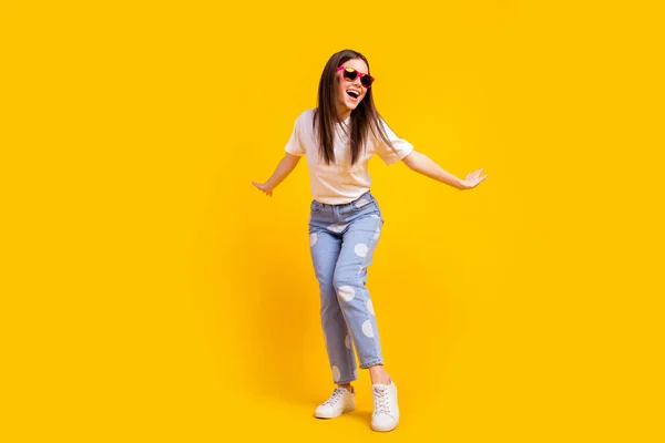 Foto de comprimento total de menina animada feliz sorriso positivo animado desfrutar isolado sobre fundo de cor amarela — Fotografia de Stock